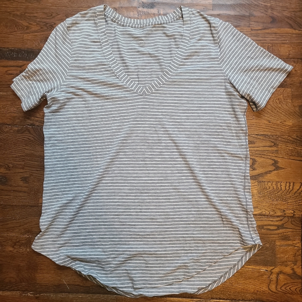 Lululemon Striped Heathered Gray Women's  V Neck Love Tee. Sz 12